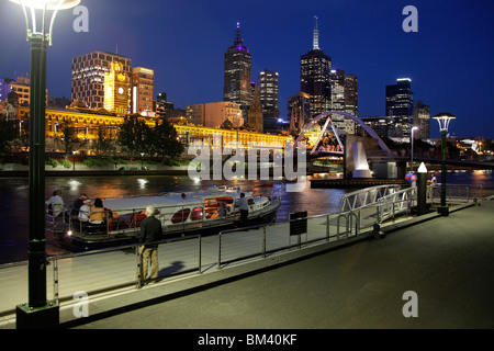 Barca di imbarcarsi da Southbank e il Melbourne skyline notturno, Victoria, Australia Foto Stock