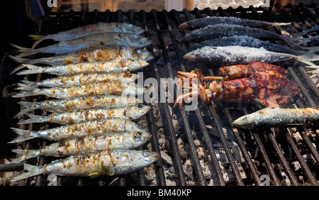 Il Portogallo, Algarve, le sardine e le seppie su un grill Foto Stock