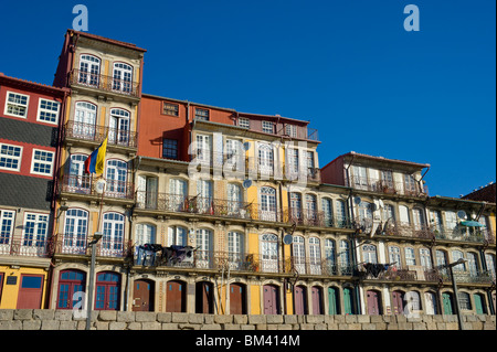 Il Portogallo, la Costa Verde, Porto, case nel quartiere Ribeira Foto Stock