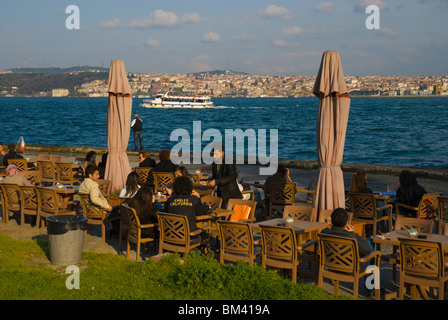 Cafe terrazza dal Bosforo Findikli parki park Beyoglu Istanbul Turchia Europa Foto Stock