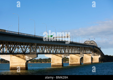 La Auckland Harbour Bridge, attraversando il porto Waitemata. Auckland, Isola del nord, Nuova Zelanda Foto Stock