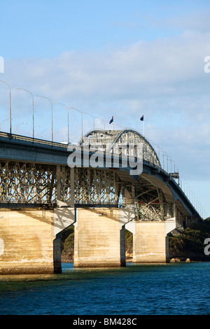 La Auckland Harbour Bridge, attraversando il porto Waitemata. Auckland, Isola del nord, Nuova Zelanda Foto Stock