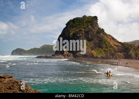 Vista lungo la spiaggia per Lion Rock. Piha, Waitakere gamme Parco Regionale, Auckland, Isola del nord, Nuova Zelanda Foto Stock