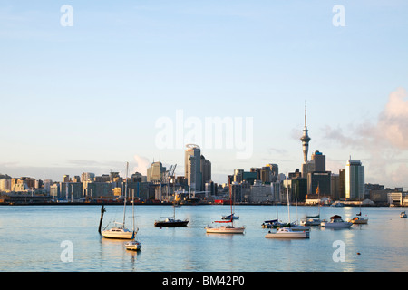 Auckland City skyline all'alba. Devonport, Auckland, Isola del nord, Nuova Zelanda Foto Stock