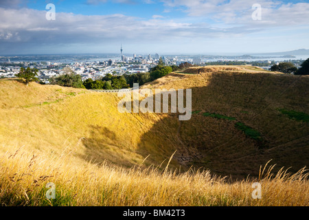 La Mt Eden cratere (Te Ipu Kai a Mataaho). Mt Eden (Maungawhau), Auckland, Isola del nord, Nuova Zelanda Foto Stock