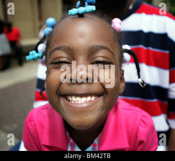 Un simpatico 'African American' ragazza mostra il suo sorriso durante una parata di New Haven CT STATI UNITI D'AMERICA Foto Stock