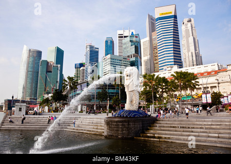 La statua Merlion e dello skyline della città, Esplanade, Singapore Foto Stock