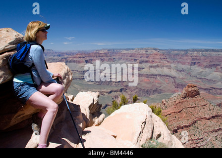 Donna al punto Ooh-Aah South Kaibab Trail bordo sud del Parco Nazionale del Grand Canyon Arizona USA Kimberly Paumier MR Foto Stock