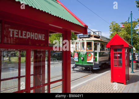 Tram e cabine telefoniche rosse su Worcester Steet. Christchurch, Canterbury, Isola del Sud, Nuova Zelanda Foto Stock