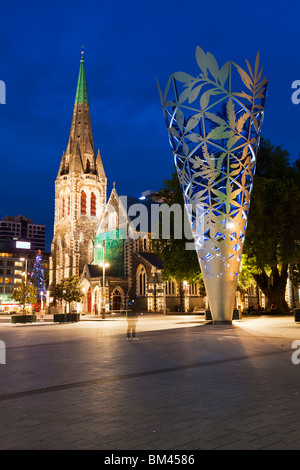 La cattedrale di Christ Church e "calice" Scultura in piazza del Duomo. Christchurch, Canterbury, Isola del Sud, Nuova Zelanda Foto Stock