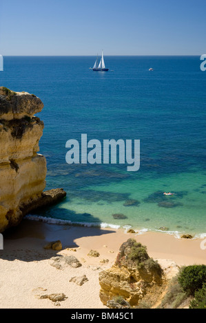 Il Portogallo, Algarve, piccola baia vicino a Albufeira Foto Stock