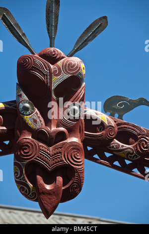 Koruru Maori (figura scolpita) sulla porta al centro delle arti. Christchurch, Canterbury, Isola del Sud, Nuova Zelanda Foto Stock