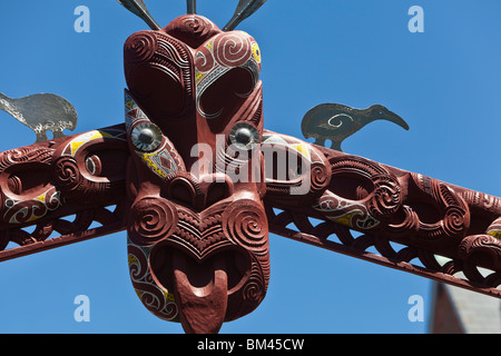 Koruru Maori (figura scolpita) sulla porta al centro delle arti. Christchurch, Canterbury, Isola del Sud, Nuova Zelanda Foto Stock