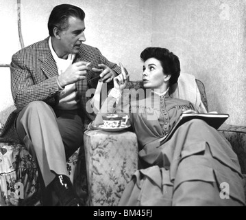 JEAN SIMMONS - UK film attrice con Stewart Granger sul set di orme nella nebbia a Shepperton Studios, 1955 Foto Stock