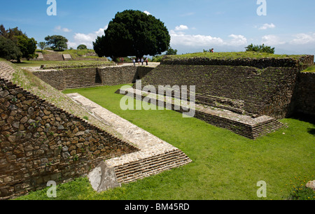 El campo de Juego de Pelota o la palla è visto nell'antica zapoteco città di Monte Alban vicino a Oaxaca, Messico Foto Stock