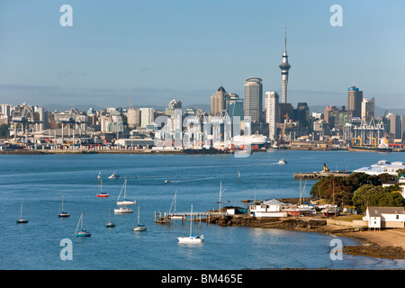 Vista dalla testa del nord del porto e dello skyline della citta'. Devonport, Auckland, Isola del nord, Nuova Zelanda Foto Stock