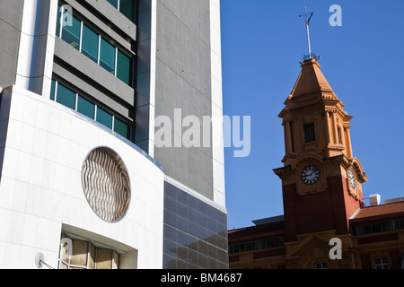 Edificio alto e moderno in contrasto con lo storico Edificio Traghetto. Auckland, Isola del nord, Nuova Zelanda Foto Stock