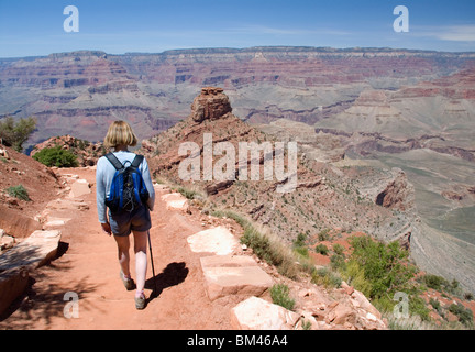 Escursionista femmina escursionismo scendendo sulla South Kaibab Trail bordo sud del Parco Nazionale del Grand Canyon Arizona USA Kimberly Paumier MR Foto Stock