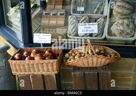 Il Cotswold Cheese Company un attraente punto vendita prodotti locali nella strada principale di Moreton-in-Marsh Foto Stock