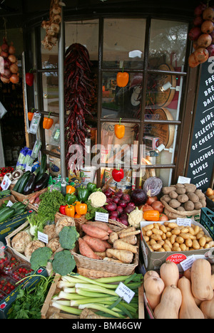 Il display di un ben fornito negozio di paese vendita di produzione alimentare locale nel pittoresco villaggio di Broadway Foto Stock