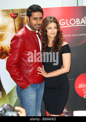 ABHISHEK BACHCHAN & AISHWARYA RAI RAAVAN PHOTOCALL CANNES FILM FESTIVAL 2010 MAJESTIC HOTEL CANNES Francia 17 Maggio 2010 Foto Stock