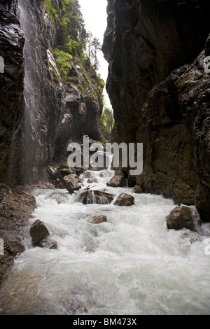 Flussi di acqua attraverso la gola a Partnachklamm a Garmisch-Partenkirchen, Baviera, Germania. Foto Stock