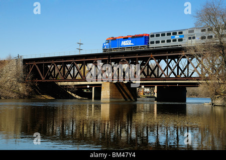 Metra treno dei pendolari sul ponte sul fiume Fox, Illinois, Stati Uniti d'America Foto Stock