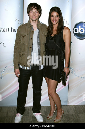 GREGORY SMITH MISSY PEREGRYM DISNEY ABC TELEVISION GROUP ESTATE PREMERE GIUNCATA BURBANK LOS ANGELES CA 15 Maggio 2010 Foto Stock