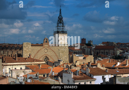 Skyline e Cattedrale di Saint Jean o St Jean the Baptist (1324), paesaggio urbano e tetti di Perpignan & Stormy Sky, Languedoc Roussillon, Francia Foto Stock