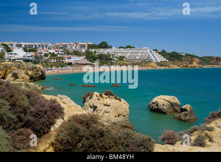 Il Portogallo, Algarve, Praia da Oura nei pressi di Albufeira, mostrando Clube Praia da Oura Apartments Foto Stock