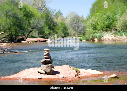 Ciottoli disposti come permanente di sculture in pietra a Oak Creek fiume nella Red Rock State Park appena fuori a Sedona in Arizona USA Foto Stock