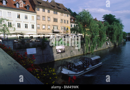 Lubiana, Slovenia, Giugno 2009 -- gita in barca sul fiume Ljubljanica. Foto Stock