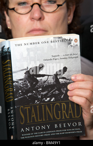 Donna lettura Antony Beevor's Stalingrad, numero uno best-seller pubblicato da Penguin books Foto Stock