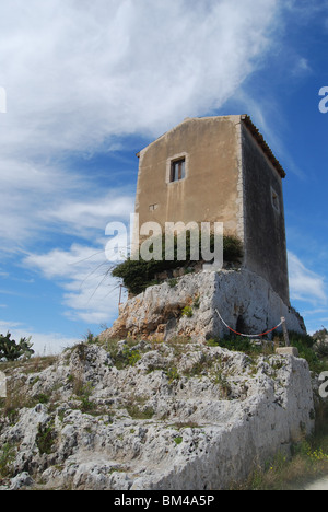 Torre di avvistamento sulla sommità del teatro greco - Neapolis zona archeologica, Siracusa, Sicilia Foto Stock