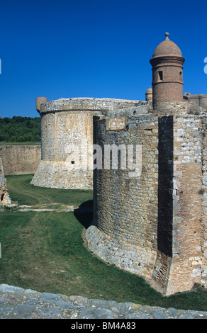 Torre angolare e fossato, Salses fortezza o Fort (c15TH), vicino a Perpignan, a sud ovest della Francia Foto Stock