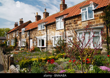 Fila di cottages in grande Ayton, North Yorkshire, Inghilterra, Regno Unito Foto Stock