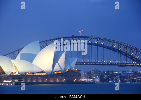 Sydney Opera House e Harbour Bridge di notte da Mrs Macquarie's punto Sydney NSW Australia Foto Stock