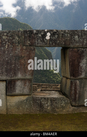 Vista attraverso il vetro, il Tempio delle Tre Finestre, Machu Picchu, Perù, Ande, "Sud America" Foto Stock