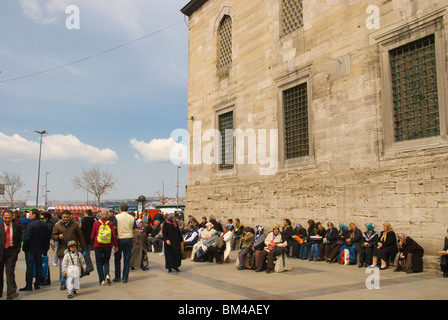 Le donne in attesa per gli uomini al fine di pregare al di fuori di Yeni Camii (nuovo) La moschea di Istanbul Turchia Foto Stock