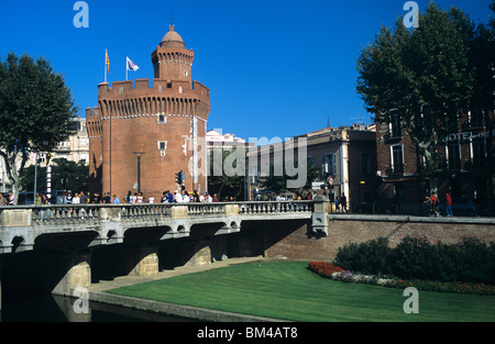 Torre Red-Brick di Le Castillet, emblema di Perpignan, Pirenei orientali, Languedoc Roussillon, Francia Foto Stock