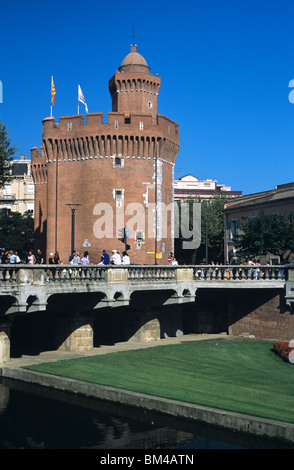 Le Castillet o medievale Torre Red-Brick & Ponte stradale, Perpignan, Pirenei orientali, Languedoc Roussillon, Francia Foto Stock