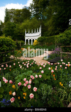 Display a colori dei fiori di primavera nel giardino di exedra a Painswick Giardino rococò in Cotswolds, Regno Unito Foto Stock