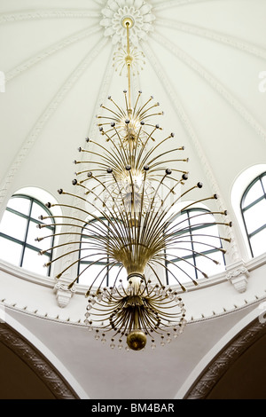 Bella e cari moderno lampadario in vault hall Foto Stock