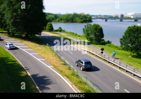 George Washington Parkway Traffic Tilt-Shift Washington DC // ARLINGTON, Virginia - il traffico sulla George Washington Parkway viene catturato utilizzando una tecnica fotografica tilt-shift, che si traduce in un campo di messa a fuoco molto stretto che conferisce alla scena un aspetto in miniatura. Foto Stock