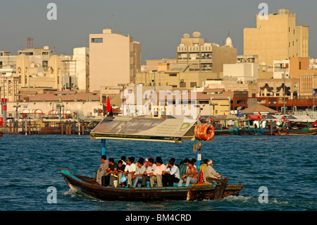 Acqua Abra taxi attraversando il Dubai Creek tra Bur Dubai Deira ancd, vista verso Deira, Dubai, Emirati Arabi Uniti Foto Stock