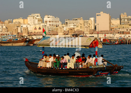 Acqua Abra taxi attraversando il Torrente di Dubai, Dubai, Emirati Arabi Uniti Foto Stock