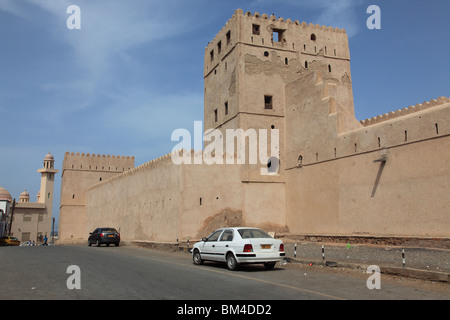 Torre ristrutturata e al di fuori del muro fortificato storico di Fort Al-Suwaiq Al Suwaiq,Sultanato di Oman.Foto di Willy Matheisl Foto Stock