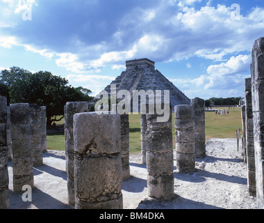 Tempio di Kukulkan dal tempio di un migliaio di guerrieri, Chichen Itza, la penisola dello Yucatan, stato dello Yucatan, Messico Foto Stock