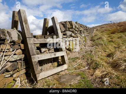 Un paese in stile su un sentiero attraverso la campagna in High Peak, Derbyshire Regno Unito Foto Stock