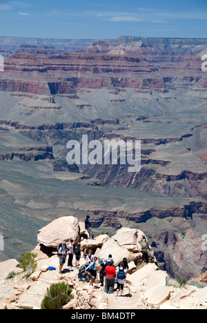 Gli escursionisti a Ooh-Aah punto sulla South Kaibab Trail bordo sud del Parco Nazionale del Grand Canyon Arizona USA Foto Stock